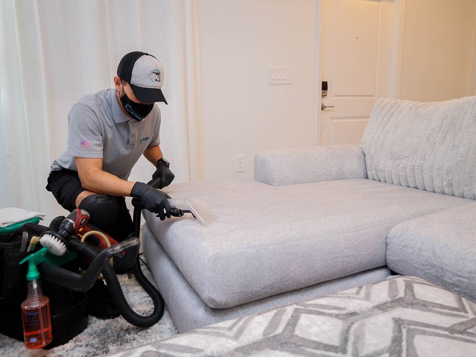 Sofa cleaning Homem limpando sofá