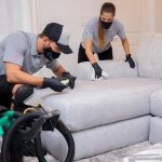 Upholstery cleaning Casal limpando sofa